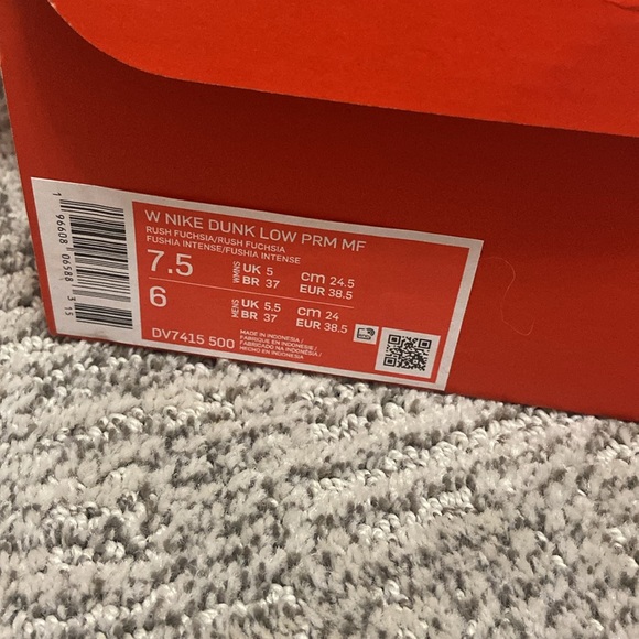 Women’s Nike - Picture 6 of 6